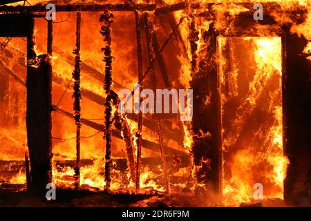 Garage incendio perdita totale. Nessuno ferito. Foto Stock