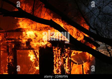 Garage incendio perdita totale. Nessuno ferito. Foto Stock