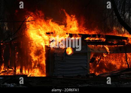 Garage incendio perdita totale. Nessuno ferito. Foto Stock