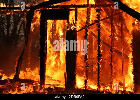 Garage incendio perdita totale. Nessuno ferito. Foto Stock