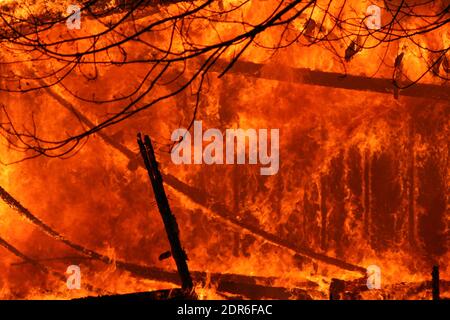 Garage incendio perdita totale. Nessuno ferito. Foto Stock