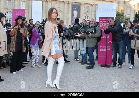 Kristina Bazan partecipa alla presentazione della collezione femminile di Chloe Primavera-Estate 2016 tenutasi al Grand Palais di Parigi, Francia, il 1° ottobre 2015. Foto di Laurent Zabulon/ABACAPRESS.COM Foto Stock
