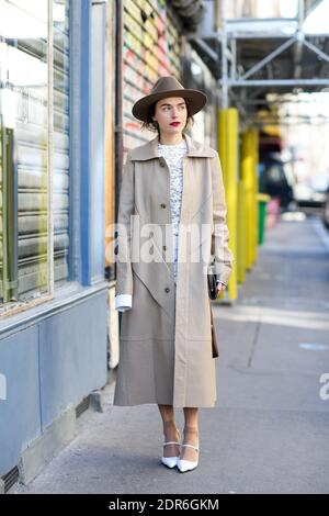 Street Style, in arrivo allo spettacolo Dries Van Noten Primavera Estate 2016 che si tiene in Rue du Chemin Vert, a Parigi, Francia, il 29 settembre 2015. Foto di Marie-Paola Bertrand-Hillion/ABACAPRESS.COM Foto Stock