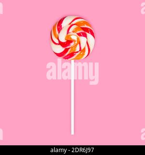 Lollipop su sfondo rosa. Caramelle rosse e bianche. Foto Stock