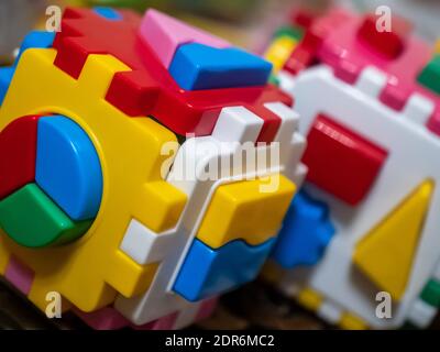 Primo piano delle forme geometriche. Un giocattolo per bambini. Cubo logico. Foto Stock