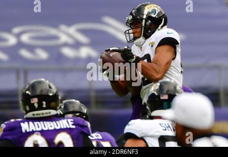 Baltimora, Stati Uniti. 20 dicembre 2020. Il grande ricevitore di Jacksonville Jaguars Collin Johnson (C) effettua un pass per un breve yardage contro i Baltimore Ravens durante la prima metà presso l'M&T Bank Stadium di Baltimora, Maryland, domenica 20 dicembre 2020. Foto di David Tulis/UPI Credit: UPI/Alamy Live News Foto Stock