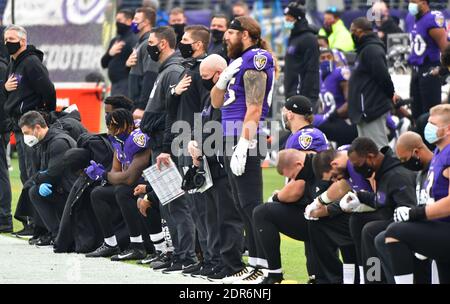 Baltimora, Stati Uniti. 20 dicembre 2020. Molti giocatori di Baltimora Ravens prendono un ginocchio mentre altri si levano in piedi durante l'inno nazionale prima di affrontare i Jacksonville Jaguars al M&T Bank Stadium di Baltimora, Maryland, domenica 20 dicembre 2020. Foto di David Tulis/UPI Credit: UPI/Alamy Live News Foto Stock