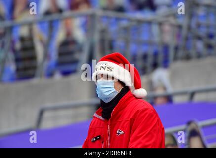 Baltimora, Stati Uniti. 20 dicembre 2020. Un funzionario della sicurezza di Baltimora Ravens porta lo spirito natalizio all'M&T Bank Stadium, che è stato privo di tifosi durante una partita contro i Jacksonville Jaguars a Baltimora, Maryland, domenica 20 dicembre 2020. Foto di David Tulis/UPI Credit: UPI/Alamy Live News Foto Stock