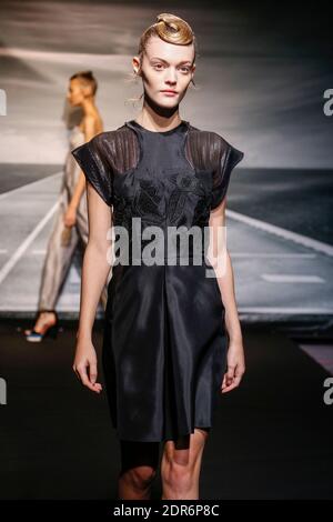 Un modello cammina sulla pista durante lo spettacolo Bernard Chandran come parte della settimana della moda di Parigi Womenswear Primavera/Estate 2016 il 30 settembre 2015 a Parigi, Francia. Foto di Alain Gil-Gonzalez/ABACAPRESS.COM Foto Stock