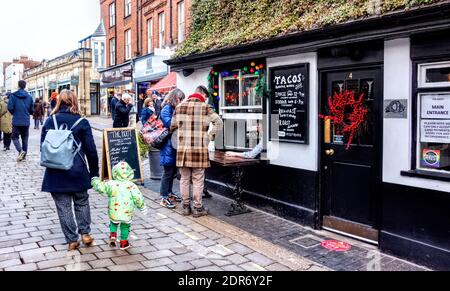 La gente coda al Boot Pub St. Albans, Hertfordshire UK per le loro bevande da asporto un giorno dopo che Hertfordshire è stato messo nel Tier 4 - 20 dicembre 2020 Foto Stock