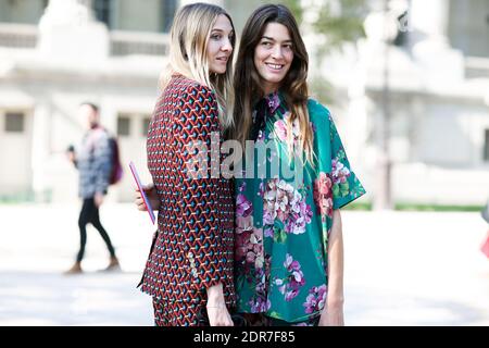 Street Style, in arrivo allo spettacolo Mugler Primavera Estate 2016 tenutosi al Grand Palais di Parigi, Francia, il 3 ottobre 2015. Foto di Marie-Paola Bertrand-Hillion/ABACAPRESS.COM Foto Stock