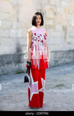 Street Style, in arrivo allo spettacolo Elie Saab Primavera Estate 2016 che si tiene al Jardin des Tuileries, a Parigi, Francia, il 3 ottobre 2015. Foto di Marie-Paola Bertrand-Hillion/ABACAPRESS.COM Foto Stock