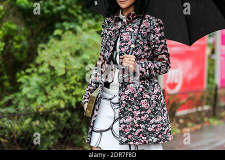 Street Style, Leigh Lezark arriva alla Giambattista Valli Primavera Estate 2016 spettacolo tenuto al Grand Palais, a Parigi, Francia, il 5 ottobre 2015. Foto di Marie-Paola Bertrand-Hillion/ABACAPRESS.COM Foto Stock