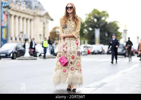 Stile Street, Chiara Ferragni in arrivo a Chanel Primavera Estate 2016 spettacolo tenuto al Grand Palais, a Parigi, Francia, il 6 ottobre 2015. Foto di Marie-Paola Bertrand-Hillion/ABACAPRESS.COM Foto Stock