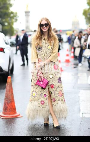 Stile Street, Chiara Ferragni in arrivo a Chanel Primavera Estate 2016 spettacolo tenuto al Grand Palais, a Parigi, Francia, il 6 ottobre 2015. Foto di Marie-Paola Bertrand-Hillion/ABACAPRESS.COM Foto Stock