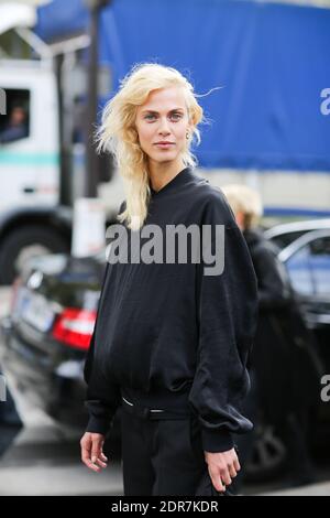 Street Style, Ayveline Valade in arrivo allo spettacolo Miu Miu Miu Primavera Estate 2016 tenutosi al Palais d'Iena, a Parigi, Francia, il 7 ottobre 2015. Foto di Marie-Paola Bertrand-Hillion/ABACAPRESS.COM Foto Stock