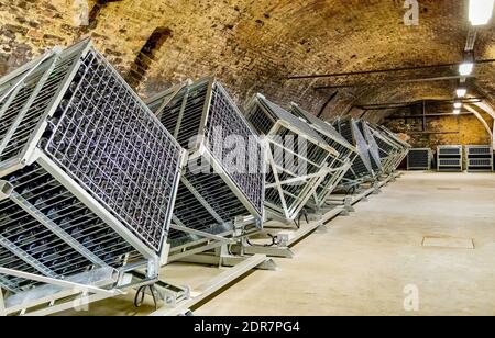 Cantina di vini spumanti per metodo di maturazione tradizionale Foto Stock