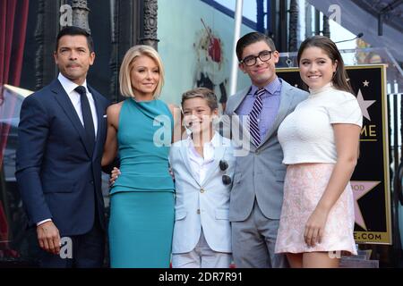 Mark Consuelos, Michael Consuelos, Lola Consuelos e Joaquin Consuelos partecipano alla cerimonia in onore di Kelly Ripa con una stella sulla Hollywood Walk of Fame il 12 ottobre 2015 a Los Angeles, California, USA. Foto di Lionel Hahn/ABACAPRESS.COM Foto Stock