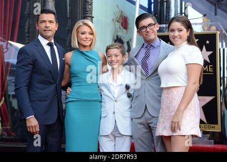 Mark Consuelos, Michael Consuelos, Lola Consuelos e Joaquin Consuelos partecipano alla cerimonia in onore di Kelly Ripa con una stella sulla Hollywood Walk of Fame il 12 ottobre 2015 a Los Angeles, California, USA. Foto di Lionel Hahn/ABACAPRESS.COM Foto Stock