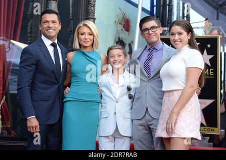 Mark Consuelos, Michael Consuelos, Lola Consuelos e Joaquin Consuelos partecipano alla cerimonia in onore di Kelly Ripa con una stella sulla Hollywood Walk of Fame il 12 ottobre 2015 a Los Angeles, California, USA. Foto di Lionel Hahn/ABACAPRESS.COM Foto Stock