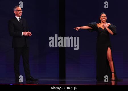 Il presentatore Gary Lineker (a sinistra) e Alex Scott durante la BBC Sports Personality of the Year 2020 a MediaCityUK, Salford. Foto Stock