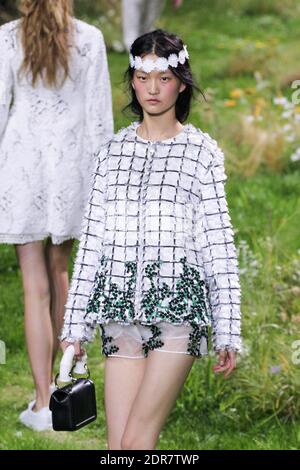 Un modello cammina sulla pista al Moncler gamme Rouge show come parte della Paris Fashion Week pronta a indossare Primavera/Estate 2016 il 7 ottobre 2015 a Parigi, Francia. Foto di Alain Gil Gonzalez /ABACAPRESS.COM Foto Stock