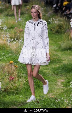 Un modello cammina sulla pista al Moncler gamme Rouge show come parte della Paris Fashion Week pronta a indossare Primavera/Estate 2016 il 7 ottobre 2015 a Parigi, Francia. Foto di Alain Gil Gonzalez /ABACAPRESS.COM Foto Stock