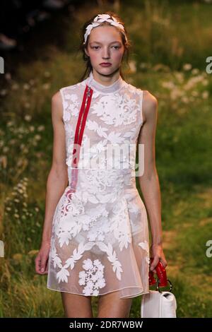 Un modello cammina sulla pista al Moncler gamme Rouge show come parte della Paris Fashion Week pronta a indossare Primavera/Estate 2016 il 7 ottobre 2015 a Parigi, Francia. Foto di Alain Gil Gonzalez /ABACAPRESS.COM Foto Stock