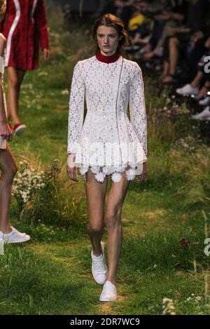 Un modello cammina sulla pista al Moncler gamme Rouge show come parte della Paris Fashion Week pronta a indossare Primavera/Estate 2016 il 7 ottobre 2015 a Parigi, Francia. Foto di Alain Gil Gonzalez /ABACAPRESS.COM Foto Stock