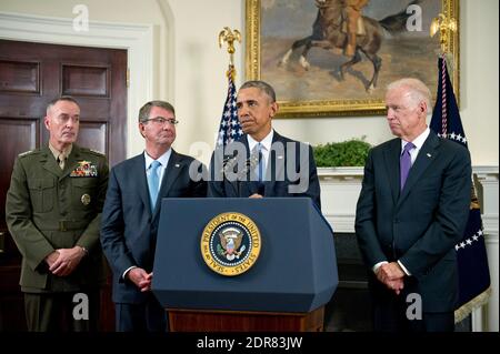 Il presidente degli Stati Uniti Barack Obama annuncia che manterrà 5,500 truppe statunitensi in Afghanistan quando lascerà il suo ufficio nel 2017 e spiega il suo ragionamento per quell'azione nella stanza Roosevelt della Casa Bianca a Washington, DC, USA, giovedì 15 ottobre 2015. Da sinistra a destra: IL generale del corpo dei Marine DEGLI STATI UNITI Joseph F. Dunud, presidente, capi di Stato e di Stato maggiore; il Segretario della Difesa degli Stati Uniti Ashton carter; il presidente e il vice presidente degli Stati Uniti Joe Biden. Foto di Ron Sachs/piscina/ABACAPRESS.COM Foto Stock