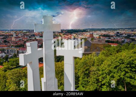 Vista aerea del monumento tre croci che domina il vecchio Città di Vilnius Foto Stock