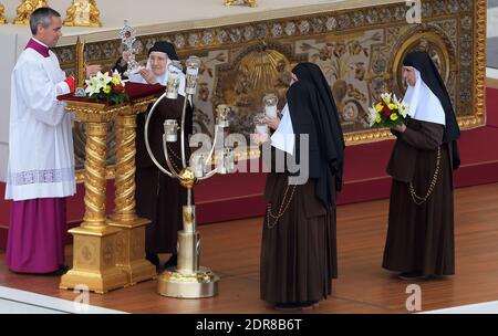 I Carmelitani partecipano alla prima canonizzazione di una coppia sposata in una cerimonia in Piazza San Pietro, in Vaticano, il 18 ottobre 2015. Louis Martin e Marie-Zelie Guerin Martin, che vissero in Francia nel XIX secolo, furono i genitori di Santa Teresa di Lisieux, la suora francese del XIX secolo che è una delle figure più venerate della Chiesa. Francesco canonizzò anche Vincenzo grossi, sacerdote morto nel 1917 e che trascorse la maggior parte della sua vita ad aiutare i poveri del nord Italia, e María Isabel Salvat Romero, una suora spagnola del XX secolo. La canonizzazione di Louis Martin e Marie Azelie Guerin segnò la prima t Foto Stock