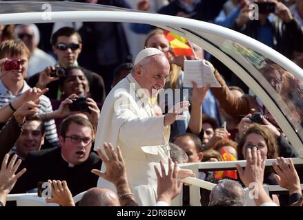 Papa Francesco ha condotto la prima canonizzazione di una coppia sposata in una cerimonia in Piazza San Pietro in Vaticano il 18 ottobre 2015. Louis Martin e Marie-Zelie Guerin Martin, che vissero in Francia nel XIX secolo, furono i genitori di Santa Teresa di Lisieux, la suora francese del XIX secolo che è una delle figure più venerate della Chiesa. Francesco canonizzò anche Vincenzo grossi, sacerdote morto nel 1917 e che trascorse la maggior parte della sua vita ad aiutare i poveri del nord Italia, e María Isabel Salvat Romero, una suora spagnola del XX secolo. La canonizzazione di Louis Martin e Marie Azelie Guerin segnò Th Foto Stock