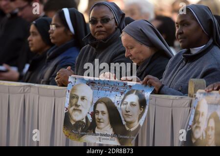 Papa Francesco ha condotto la prima canonizzazione di una coppia sposata in una cerimonia in Piazza San Pietro in Vaticano il 18 ottobre 2015. Louis Martin e Marie-Zelie Guerin Martin, che vissero in Francia nel XIX secolo, furono i genitori di Santa Teresa di Lisieux, la suora francese del XIX secolo che è una delle figure più venerate della Chiesa. Francesco canonizzò anche Vincenzo grossi, sacerdote morto nel 1917 e che trascorse la maggior parte della sua vita ad aiutare i poveri del nord Italia, e María Isabel Salvat Romero, una suora spagnola del XX secolo. La canonizzazione di Louis Martin e Marie Azelie Guerin segnò Th Foto Stock