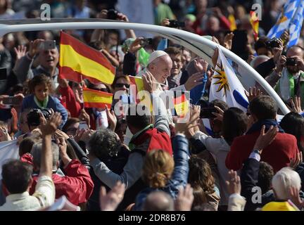 Papa Francesco ha condotto la prima canonizzazione di una coppia sposata in una cerimonia in Piazza San Pietro in Vaticano il 18 ottobre 2015. Louis Martin e Marie-Zelie Guerin Martin, che vissero in Francia nel XIX secolo, furono i genitori di Santa Teresa di Lisieux, la suora francese del XIX secolo che è una delle figure più venerate della Chiesa. Francesco canonizzò anche Vincenzo grossi, sacerdote morto nel 1917 e che trascorse la maggior parte della sua vita ad aiutare i poveri del nord Italia, e María Isabel Salvat Romero, una suora spagnola del XX secolo. La canonizzazione di Louis Martin e Marie Azelie Guerin segnò Th Foto Stock