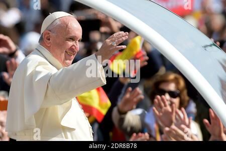Papa Francesco ha condotto la prima canonizzazione di una coppia sposata in una cerimonia in Piazza San Pietro in Vaticano il 18 ottobre 2015. Louis Martin e Marie-Zelie Guerin Martin, che vissero in Francia nel XIX secolo, furono i genitori di Santa Teresa di Lisieux, la suora francese del XIX secolo che è una delle figure più venerate della Chiesa. Francesco canonizzò anche Vincenzo grossi, sacerdote morto nel 1917 e che trascorse la maggior parte della sua vita ad aiutare i poveri del nord Italia, e María Isabel Salvat Romero, una suora spagnola del XX secolo. La canonizzazione di Louis Martin e Marie Azelie Guerin segnò Th Foto Stock