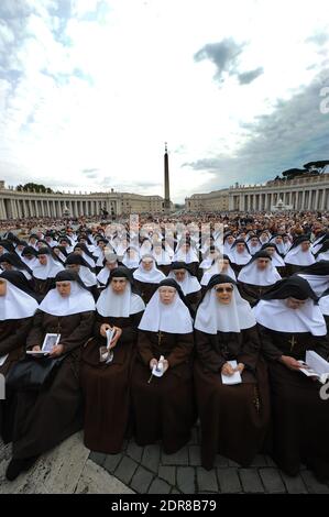I Carmelitani partecipano alla prima canonizzazione di una coppia sposata in una cerimonia in Piazza San Pietro, in Vaticano, il 18 ottobre 2015. Louis Martin e Marie-Zelie Guerin Martin, che vissero in Francia nel XIX secolo, furono i genitori di Santa Teresa di Lisieux, la suora francese del XIX secolo che è una delle figure più venerate della Chiesa. Francesco canonizzò anche Vincenzo grossi, sacerdote morto nel 1917 e che trascorse la maggior parte della sua vita ad aiutare i poveri del nord Italia, e María Isabel Salvat Romero, una suora spagnola del XX secolo. La canonizzazione di Louis Martin e Marie Azelie Guerin segnò la prima t Foto Stock