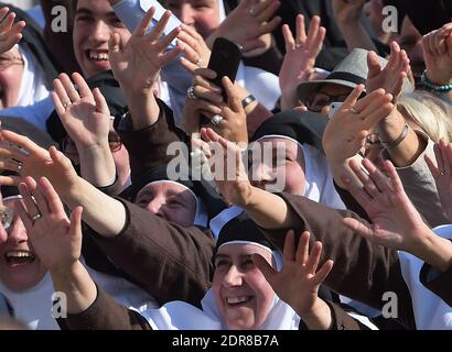 I Carmelitani partecipano alla prima canonizzazione di una coppia sposata in una cerimonia in Piazza San Pietro, in Vaticano, il 18 ottobre 2015. Louis Martin e Marie-Zelie Guerin Martin, che vissero in Francia nel XIX secolo, furono i genitori di Santa Teresa di Lisieux, la suora francese del XIX secolo che è una delle figure più venerate della Chiesa. Francesco canonizzò anche Vincenzo grossi, sacerdote morto nel 1917 e che trascorse la maggior parte della sua vita ad aiutare i poveri del nord Italia, e María Isabel Salvat Romero, una suora spagnola del XX secolo. La canonizzazione di Louis Martin e Marie Azelie Guerin segnò la prima t Foto Stock