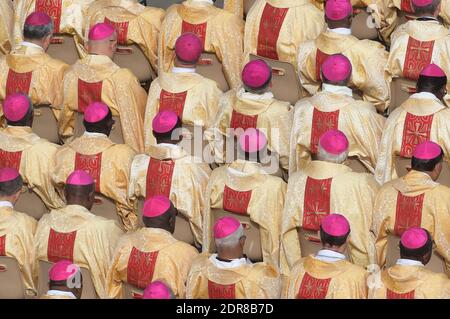 Papa Francesco ha condotto la prima canonizzazione di una coppia sposata in una cerimonia in Piazza San Pietro in Vaticano il 18 ottobre 2015. Louis Martin e Marie-Zelie Guerin Martin, che vissero in Francia nel XIX secolo, furono i genitori di Santa Teresa di Lisieux, la suora francese del XIX secolo che è una delle figure più venerate della Chiesa. Francesco canonizzò anche Vincenzo grossi, sacerdote morto nel 1917 e che trascorse la maggior parte della sua vita ad aiutare i poveri del nord Italia, e María Isabel Salvat Romero, una suora spagnola del XX secolo. La canonizzazione di Louis Martin e Marie Azelie Guerin segnò Th Foto Stock