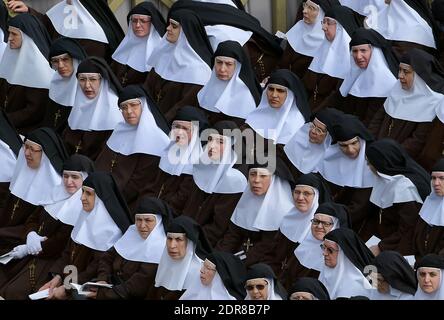 I Carmelitani partecipano alla prima canonizzazione di una coppia sposata in una cerimonia in Piazza San Pietro, in Vaticano, il 18 ottobre 2015. Louis Martin e Marie-Zelie Guerin Martin, che vissero in Francia nel XIX secolo, furono i genitori di Santa Teresa di Lisieux, la suora francese del XIX secolo che è una delle figure più venerate della Chiesa. Francesco canonizzò anche Vincenzo grossi, sacerdote morto nel 1917 e che trascorse la maggior parte della sua vita ad aiutare i poveri del nord Italia, e María Isabel Salvat Romero, una suora spagnola del XX secolo. La canonizzazione di Louis Martin e Marie Azelie Guerin segnò la prima t Foto Stock