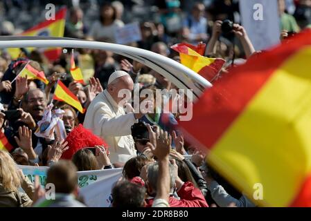 Papa Francesco ha condotto la prima canonizzazione di una coppia sposata in una cerimonia in Piazza San Pietro in Vaticano il 18 ottobre 2015. Louis Martin e Marie-Zelie Guerin Martin, che vissero in Francia nel XIX secolo, furono i genitori di Santa Teresa di Lisieux, la suora francese del XIX secolo che è una delle figure più venerate della Chiesa. Francesco canonizzò anche Vincenzo grossi, sacerdote morto nel 1917 e che trascorse la maggior parte della sua vita ad aiutare i poveri del nord Italia, e María Isabel Salvat Romero, una suora spagnola del XX secolo. La canonizzazione di Louis Martin e Marie Azelie Guerin segnò Th Foto Stock
