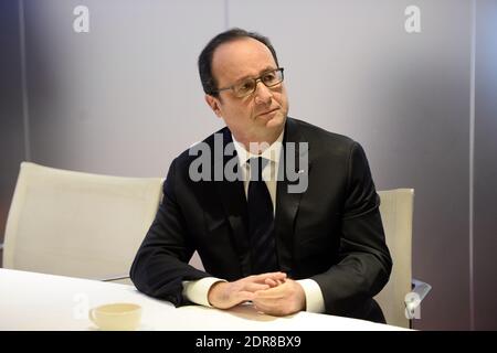 Il presidente francese Francois Hollande prima di essere intervistato alla stazione radio francese RTL, a Parigi, Francia, il 19 ottobre 2015. Foto di Stephane de Sakutin/piscina/ABACAPRESS.COM Foto Stock