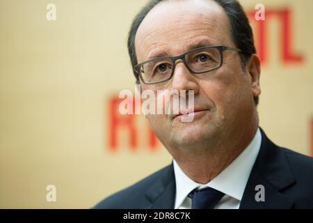 Il presidente francese Francois Hollande risponde ai giornalisti mentre è stato intervistato alla stazione radio francese RTL, a Parigi, in Francia, il 19 ottobre 2015. Foto di Romain boe/ABACAPRESS.COM Foto Stock