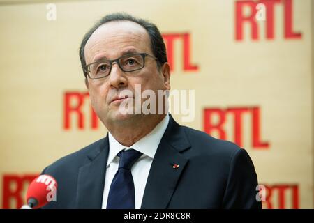 Il presidente francese Francois Hollande risponde ai giornalisti mentre è stato intervistato alla stazione radio francese RTL, a Parigi, in Francia, il 19 ottobre 2015. Foto di Romain boe/ABACAPRESS.COM Foto Stock