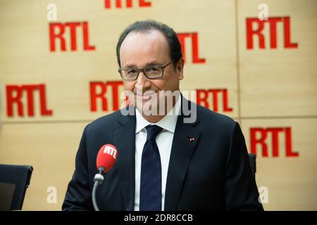 Il presidente francese Francois Hollande risponde ai giornalisti mentre è stato intervistato alla stazione radio francese RTL, a Parigi, in Francia, il 19 ottobre 2015. Foto di Romain boe/ABACAPRESS.COM Foto Stock