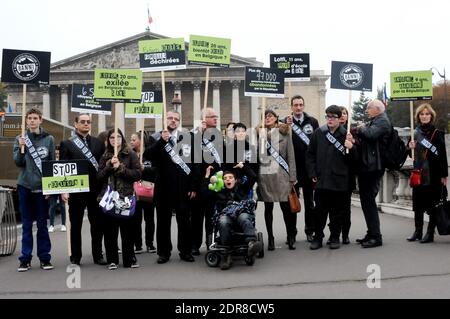 Manifestazione organizzata dall'UNAPEI (Union nationale des associations de parents, de personnes handicapees mentales et de leurs amis - Unione nazionale delle associazioni dei genitori dei disabili mentali e dei loro amici) per protestare contro le condizioni di vita dei bambini con disabilità mentali e della loro famiglia, Di fronte all'Assemblea Nazionale a Parigi, in Francia, il 20 ottobre 2015. Foto di Alain Apaydin/ABACAPRESS.COM Foto Stock