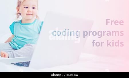 Concetto per imparare i linguaggi di programmazione con programmi gratuiti per i bambini. Foto Stock