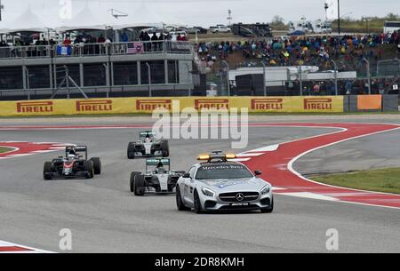 Safetycar out, qui con Nico Rosberg Germania e il team Mercedes proprio alle spalle, seguito dal Mac Laren di Fernando Alonso, La Spagna e l'altra Mercedes del futuro vincitore e nuovo campione del mondo Lewis Hamilton di Gran Bretagna durante il Gran Premio di Formula uno USA - Race Day - sul circuito delle Americhe di Austin, TX, USA domenica 25 ottobre 2015. Foto di Giuliano Bevilacqua/ABACAPRESS.COM Foto Stock