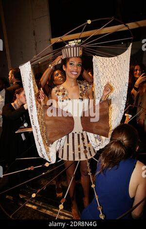 Elizabeth Tchoungui backstage lors du defile d’ouverture du 21e Salon du Chocolat a la Porte de Versailles a Paris, France, le 28 ottobre 2015. Foto di Jerome Domine/ABACAPRESS.COM Foto Stock