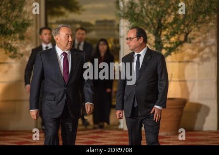 Il presidente francese Francois Hollande e il suo omologo kazako Nursultan Nazarbayev arrivarono per una cena di stato in onore di Nazarbayev al Palazzo Elysee di Parigi, Francia, il 5 ottobre 2015. Foto di Khanh Renaud/ABACAPRESS.COM Foto Stock